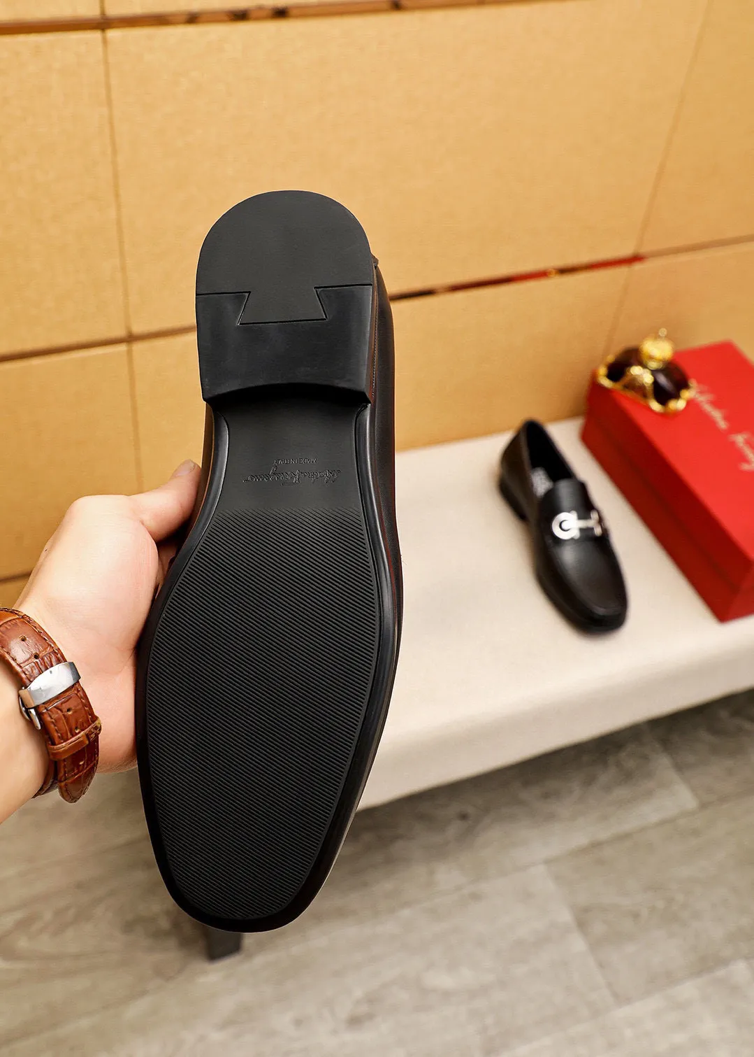 Men's shoes 💰480 💐 Product trademark: Ferragamo "Ferragamo" casual leather shoes Regular size: 38-44 (45🉑️customized) Product materials: Selected imported first-layer cross-grain cowhide leather upper + luxury hardware buckle, imported water-dyed cowhide leather lining. Strong three-dimensional visual effect, original outsole color: 4⃣️seed leather materials available
